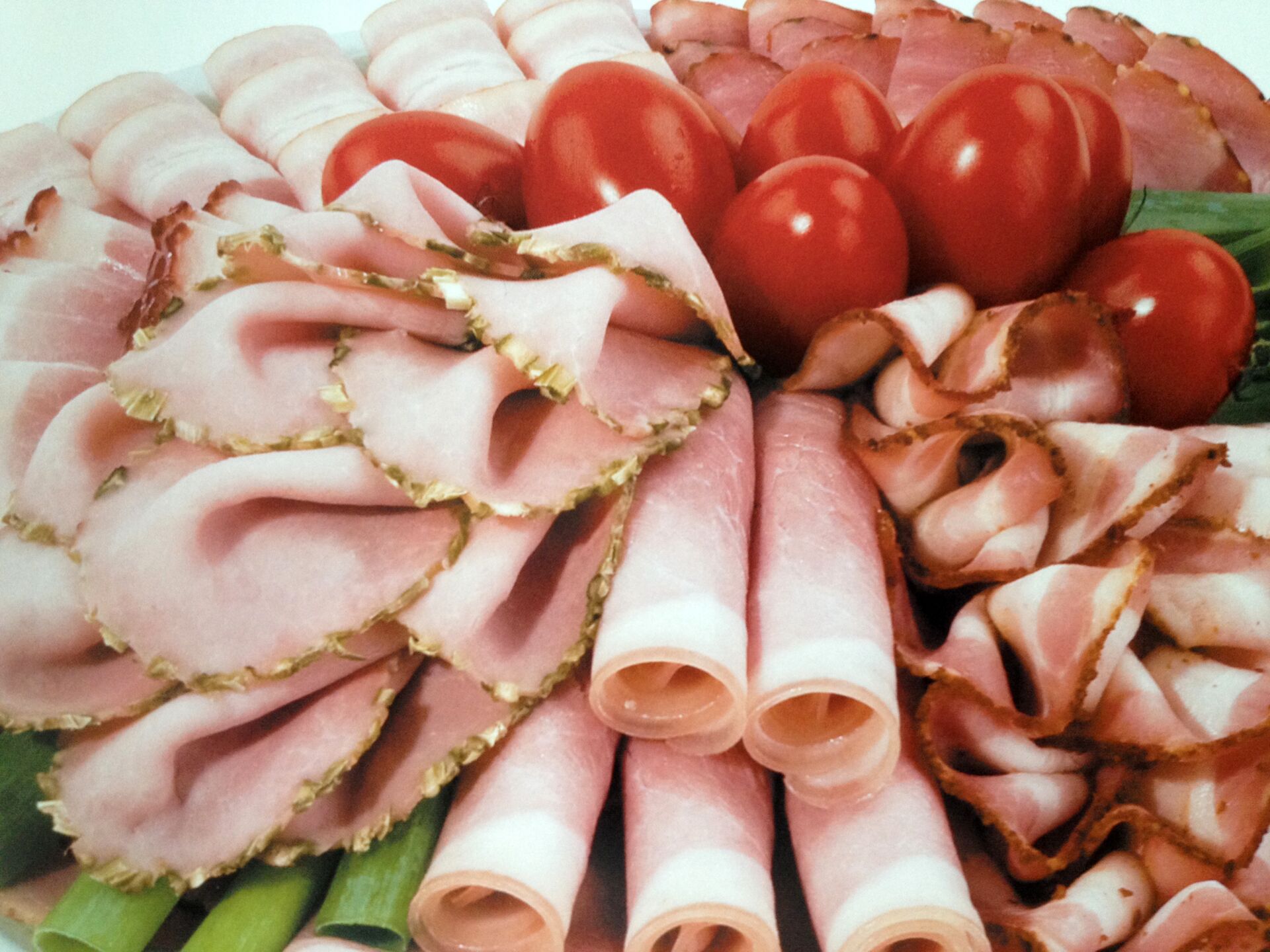 Eine appetitliche Auswahl an Wurst- und Wildspezialitäten von Pikant in Zwickau, kunstvoll auf einer Platte angerichtet