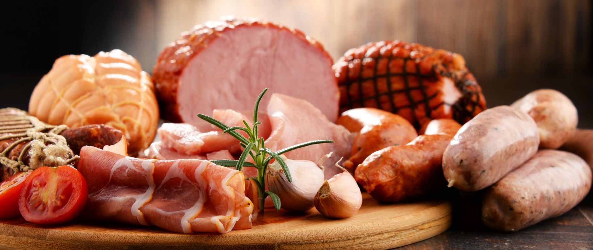 Nahaufnahme von verschiedenen Wurst- und Wildspezialitäten, darunter Roastbeef, Salami und Wildschweinprodukte